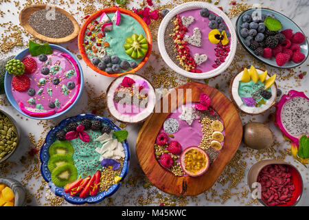 Bol d'Acai smoothie et algues Spiruline avec baies chia graines et fruits mix Banque D'Images