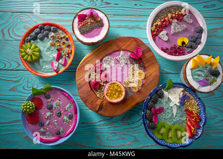 Bol d'Acai smoothie et algues Spiruline avec des baies et fruits de chia alimentation saine Banque D'Images