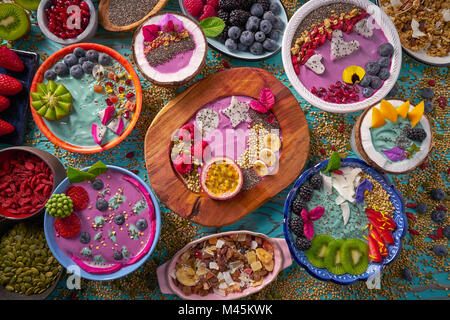 Bol d'Acai smoothie et algues Spiruline avec des baies et fruits de chia alimentation saine Banque D'Images