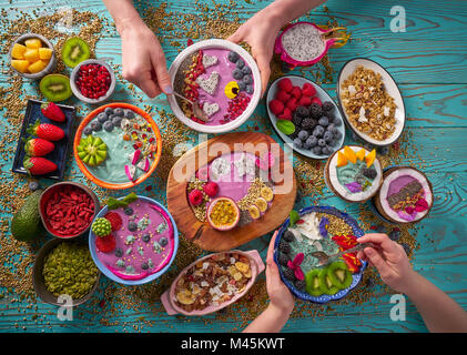Bol d'Acai smoothie et algues Spiruline avec des baies et fruits de chia alimentation saine Banque D'Images