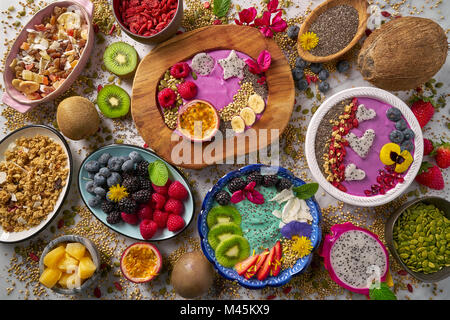 Bol d'Acai smoothie et algues Spiruline avec des baies et fruits de chia alimentation saine Banque D'Images