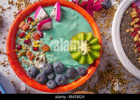 Smoothie Acai bowl avec graines de pitaya et bleuets kiwi fruit du dragon Banque D'Images