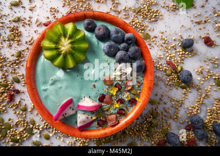 Smoothie Acai bowl avec graines de pitaya et bleuets kiwi fruit du dragon Banque D'Images