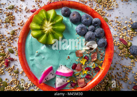 Smoothie Acai bowl avec graines de pitaya et bleuets kiwi fruit du dragon Banque D'Images