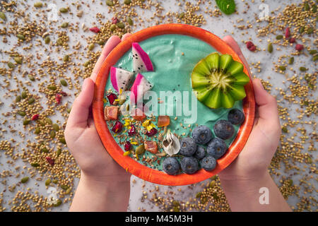 Smoothie Acai bowl avec graines de pitaya et bleuets kiwi fruit du dragon Banque D'Images