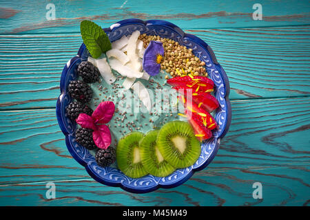 Smoothie Acai bowl avec blackberry kiwi fraise et chia seeds Banque D'Images