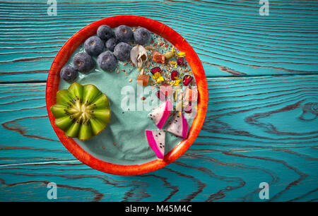 Smoothie Acai bowl avec graines de pitaya et bleuets kiwi fruit du dragon Banque D'Images