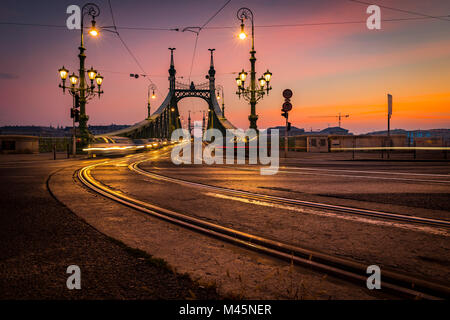 Pont de la liberté avec des voitures en mouvement au lever du soleil,Budapest,Hongrie Banque D'Images