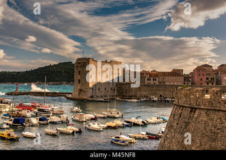 Port et les remparts de la ville au coucher du soleil, Dubrovnik, Croatie Banque D'Images