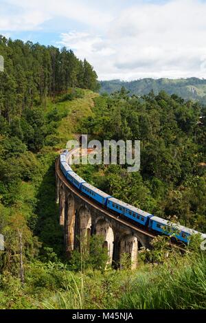 Train sur le pont de neuf Arches dans les montagnes près de Ella, Sri Lanka Banque D'Images