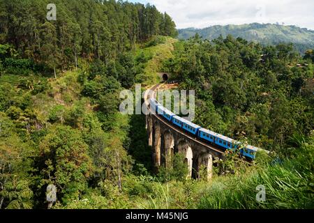 Train sur le pont de neuf Arches dans les montagnes près de Ella, Sri Lanka Banque D'Images