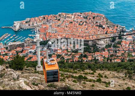 Vue aérienne de la vieille ville avec téléphérique, Dubrovnik, Croatie Banque D'Images