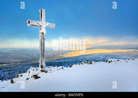 Matin sur l'atmosphère Lusen montagne en hiver glacial,sommet cross,Parc National de la forêt bavaroise, Bavière, Allemagne Banque D'Images