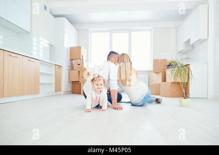 La famille avec l'enfant se déplace vers une nouvelle maison. Banque D'Images