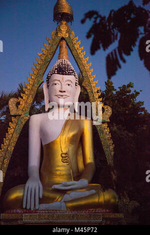 Bouddha Statue Skinny Pagode près du lac Taungthaman près de Amarapura à Mandalay Myanmar Banque D'Images