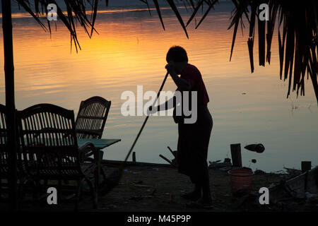 Lever du soleil sur le lac avec restaurant panoramique de l'homme et les pêcheurs sur les bateaux de pêche dans le lac près de pied en bois U Bein bridge pont traversant la Taung Banque D'Images