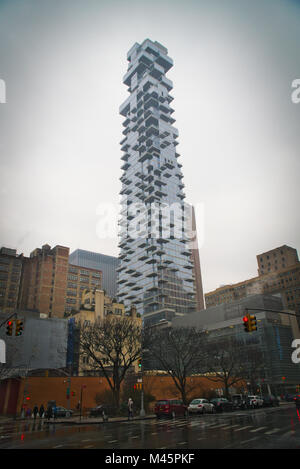 Le gratte-ciel condo à 56 Leonard Street plane sur les bâtiments bas Tribeca à New York le Samedi, Février 10, 2018. 56 Leonard Street, conçu par Herzog & de Meuron est 820 pieds de haut avec 145 appartements. (Â© Richard B. Levine) Banque D'Images