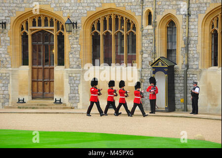 Les gardes de la reine, la garde royale du château de Windsor, Windsor, Grande-Bretagne, Europe Banque D'Images
