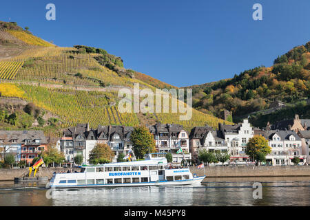 Bateau d'excursion sur la Moselle, Zell, Rhénanie-Palatinat, Allemagne Banque D'Images