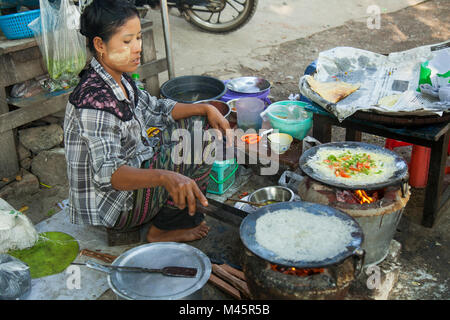 Femme faisant crêpe birman et la vente des aliments de rue au Myanmar Banque D'Images