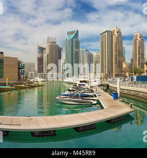 - Les gratte-ciel de Dubaï Marina et de la promenade avec les yachts. Banque D'Images