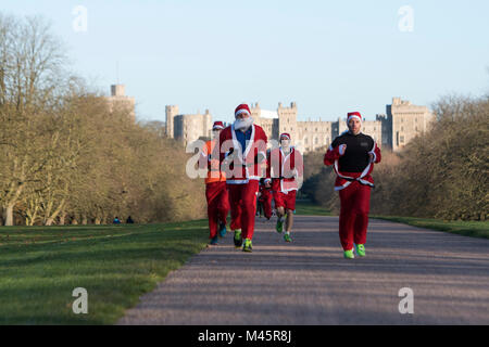 La collecte de fonds de bienfaisance Windsor Santa Dash 2017 Collecte de fonds pour l'hospice pour enfants Alexander Devine. 26.11.17 Banque D'Images