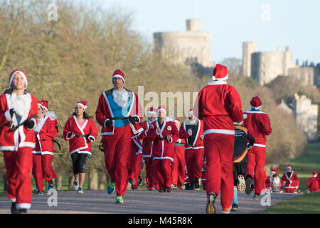 La collecte de fonds de bienfaisance Windsor Santa Dash 2017 Collecte de fonds pour l'hospice pour enfants Alexander Devine. 26.11.17 Banque D'Images