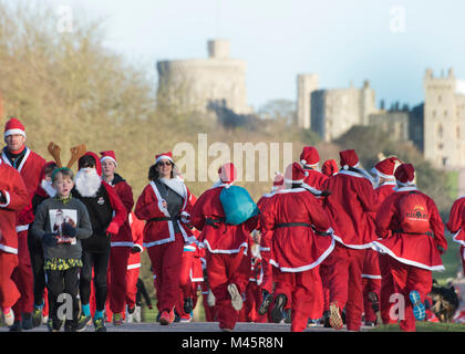 La collecte de fonds de bienfaisance Windsor Santa Dash 2017 Collecte de fonds pour l'hospice pour enfants Alexander Devine. 26.11.17 Banque D'Images