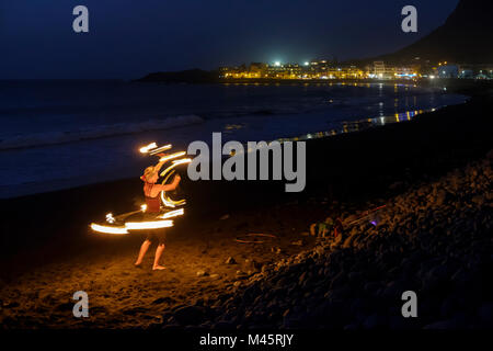 Photo de nuit,danse,danse du feu avec des torches sur la plage,La Playa,Valle Gran Rey, La Gomera,Canaries, Espagne Banque D'Images