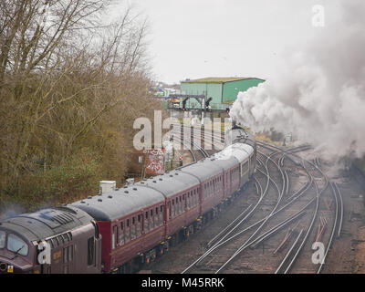 Les Cathédrales Express tiré par Oliver Cromwell 70013 locomotive passe par la gare internationale d'Ashford, Kent, UK Banque D'Images