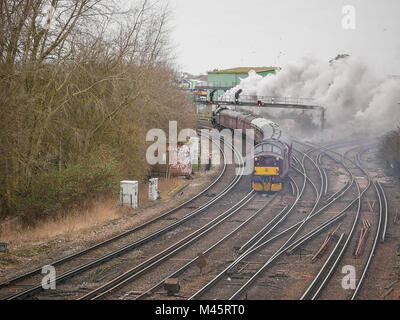 Les Cathédrales Express tiré par Oliver Cromwell 70013 locomotive passe par la gare internationale d'Ashford, Kent, UK Banque D'Images