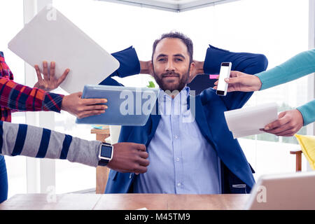 Portrait de smart businessman relaxing in office Banque D'Images