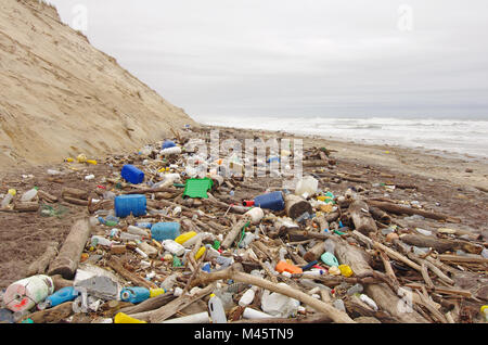 Les ordures, déchets de plastique, et sur la plage après les tempêtes d'hiver. Banque D'Images