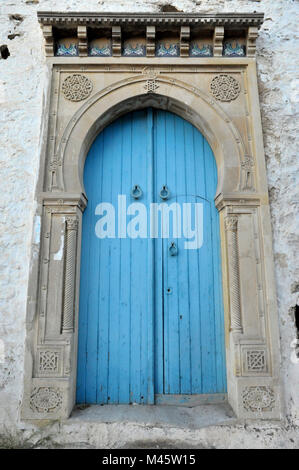 Gates dans les médinas des villes tunisiennes Banque D'Images