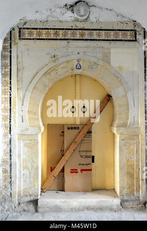Gates dans les médinas des villes tunisiennes Banque D'Images