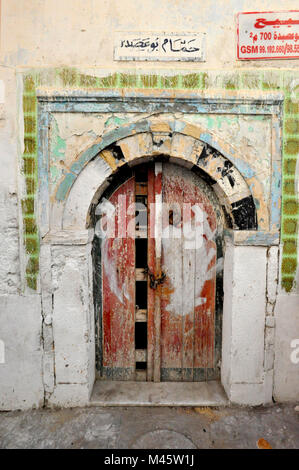 Gates dans les médinas des villes tunisiennes Banque D'Images