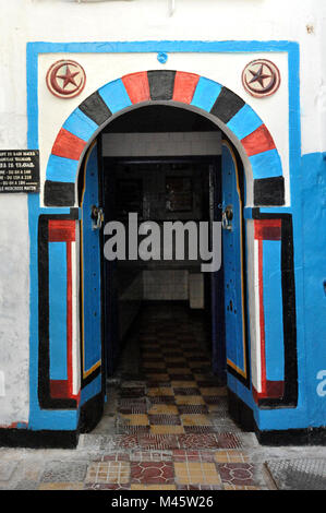 Gates dans les médinas des villes tunisiennes Banque D'Images