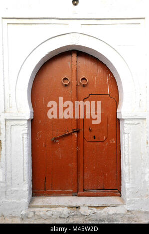 Gates dans les médinas des villes tunisiennes Banque D'Images