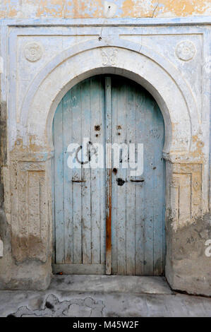 Gates dans les médinas des villes tunisiennes Banque D'Images