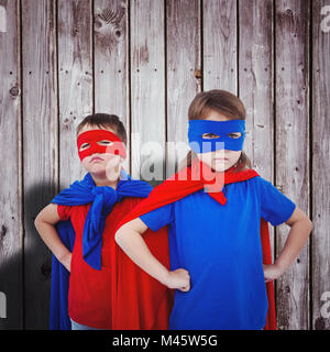 Image composite des enfants masqués se faisant passer pour des super-héros Banque D'Images