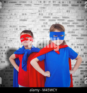 Image composite des enfants masqués se faisant passer pour des super-héros Banque D'Images