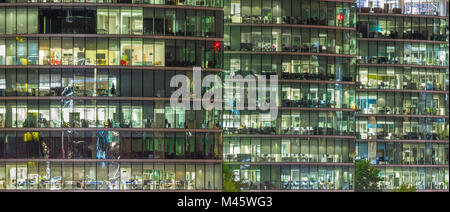 Paris, France - 17 septembre 2017 : Les bureaux au bord de la rivière dans la nuit. Banque D'Images