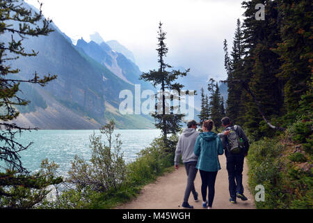 Promenade familiale dans les Rocheuses canadiennes Lake Louise, Banff. Le paysage est brumeux à cause du feux Banque D'Images