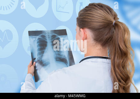 Image composite de l'accent médecin looking at x-rays Banque D'Images