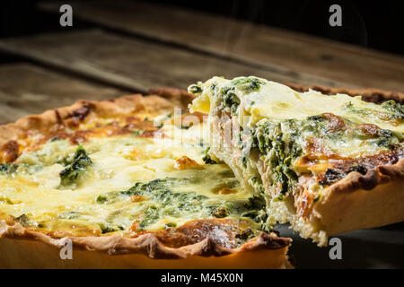 Gâteau traditionnel français. quiche à chard en blanc. Fond en bois sombre. texte de l'espace libre Banque D'Images