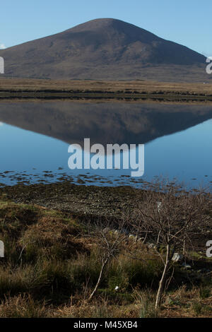 Slievemore colline, Achill Island, s'élèvent à plus Bellacragher Bay en face de Ballycroy National Park, dans le comté de Mayo, Irlande Banque D'Images