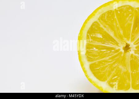 De nouveau le citron coupé en deux sur un fond blanc Banque D'Images