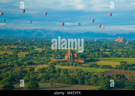 Montgolfières matin voir des temples de Bagan Myanmar Banque D'Images