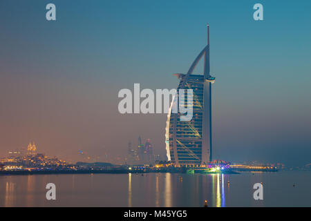 Dubaï, Émirats arabes unis - Mars 30, 2017 : l'horizon du soir avec le Burj Al Arab. Banque D'Images