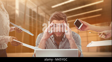 Image composite de businessman stressé au travail Banque D'Images